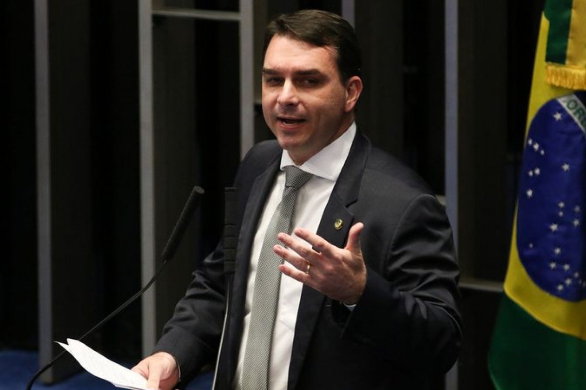 Flávio Bolsonaro diz que Guedes pode não estar no governo em caso de reeleição