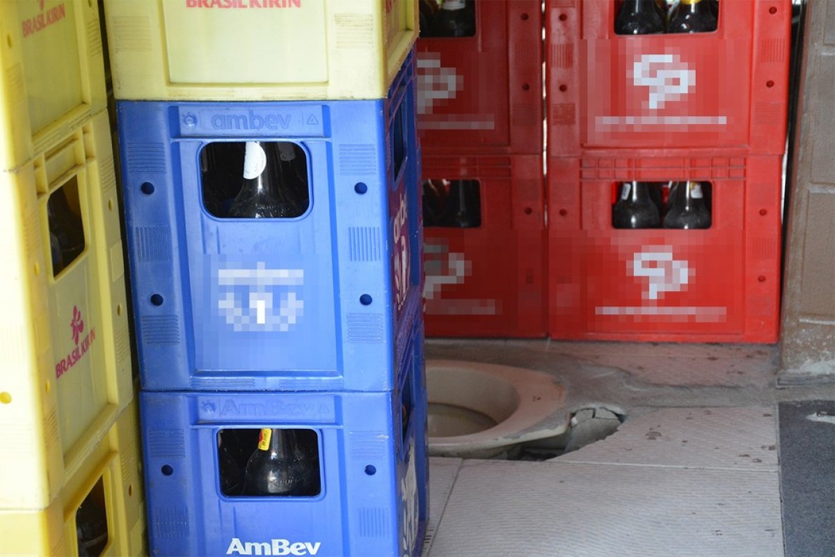 Dono do bar retira vaso sanitário da calçada após notificação da prefeitura de Feira de Santana