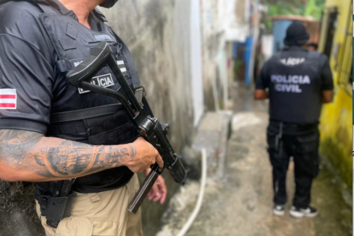 Polícia apreende submetralhadora artesanal e drogas na Gamboa, em Salvador