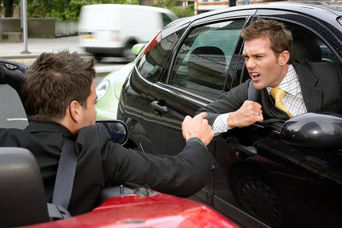 Projeto, em análise na Câmara, pune quem parar o veículo para brigar no trânsito