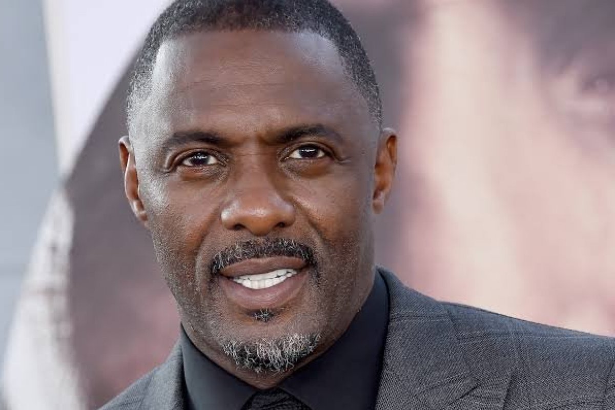 Ator Idris Elba revela a People que o seu sonho de viagem é conhecer a Bahia