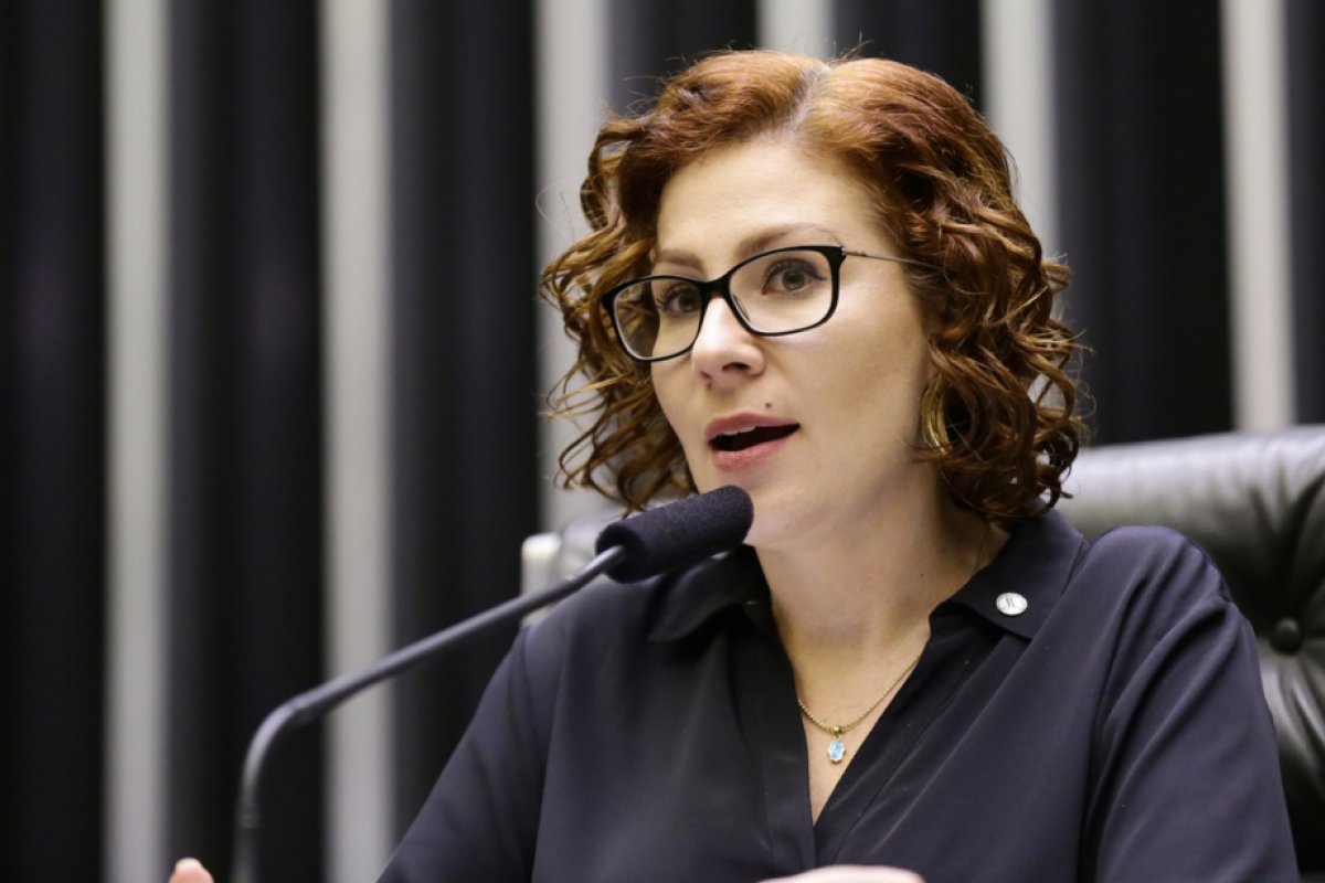 Carla Zambelli se filia ao PL e vai tentar reeleição na Câmara, aponta site