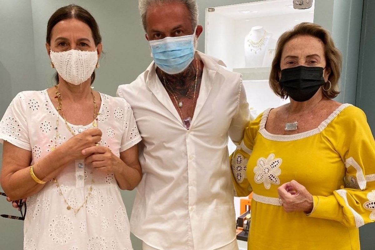 Ao lado de Flora Gil, Lucinha Araújo aterrissa em joalheria baiana!