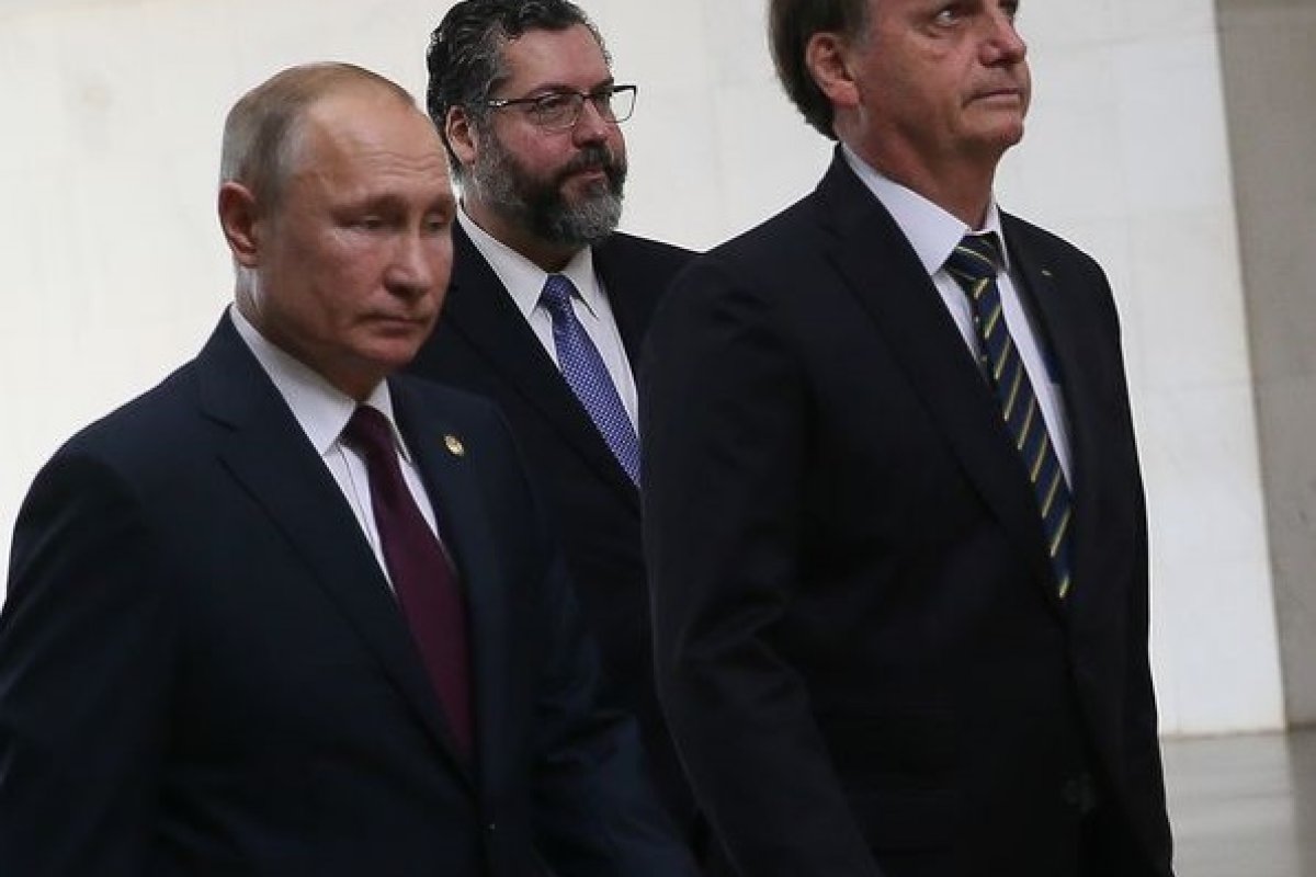 Rússia pede que Bolsonaro faça cinco testes antes de encontro com Putin