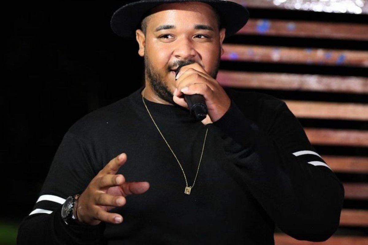 Cantor morre em acidente entre carro e carreta na BR-101