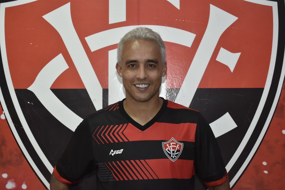 Vídeo: 'Cabeça branca' decide, Vitória bate Conquista e volta ao G-4 do Baianão