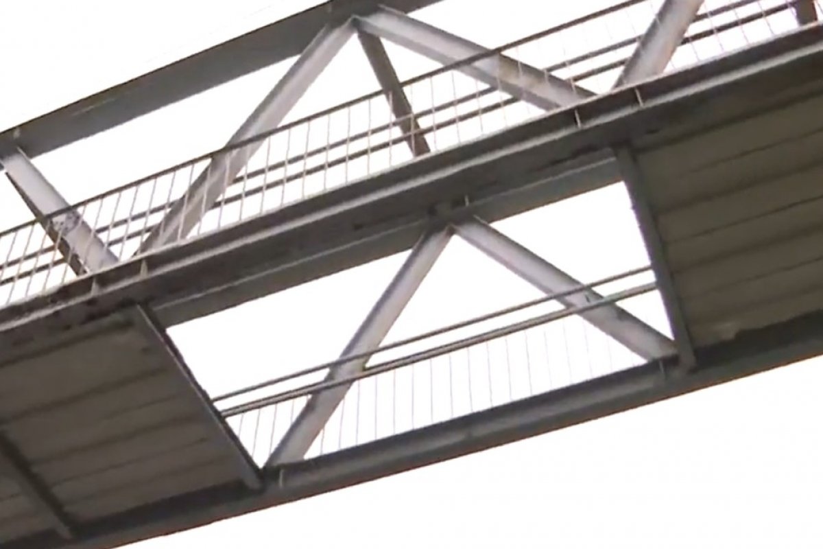 Depois de queda de piso de passarela, estrutura provisória será construída