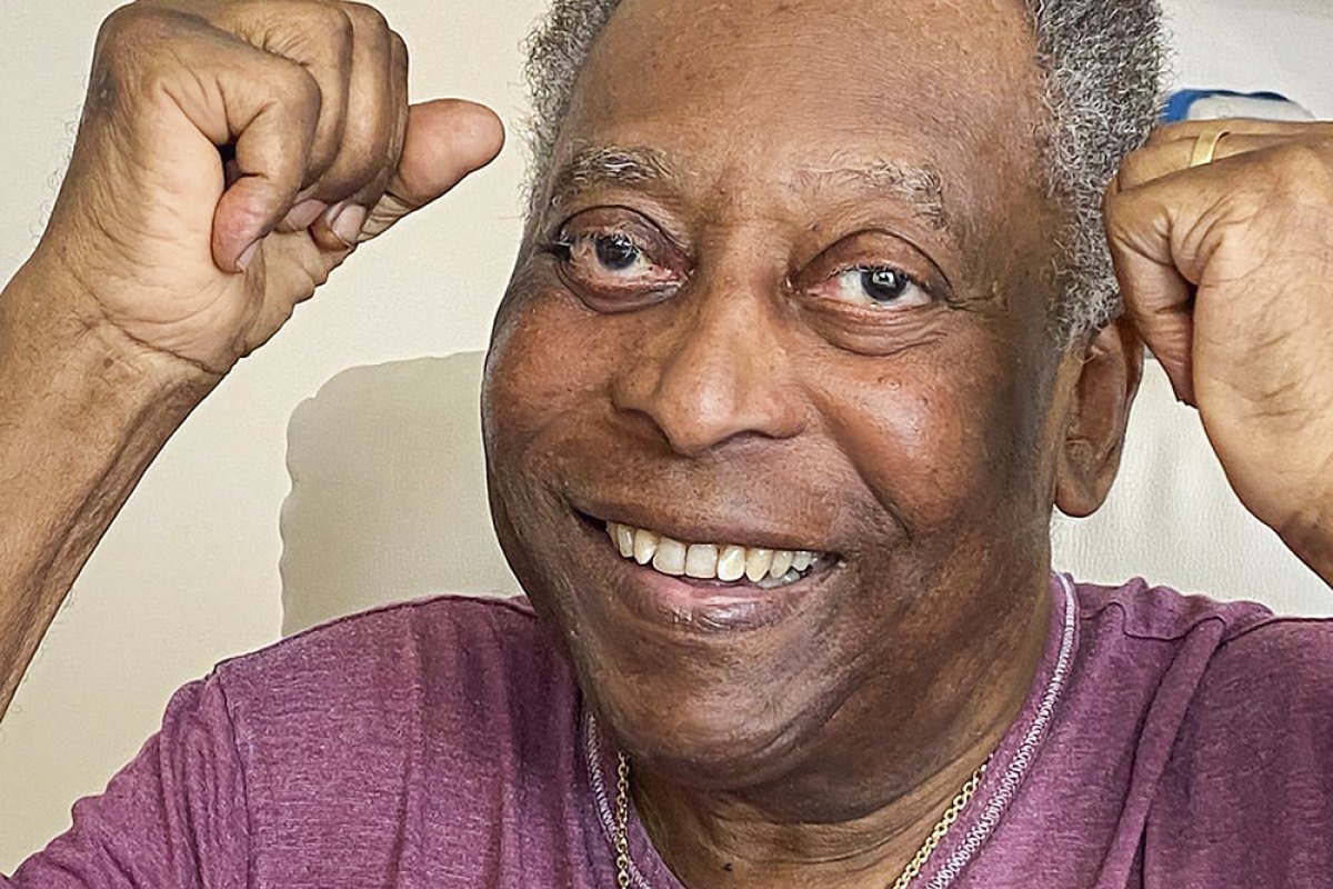 Por meio das redes sociais, Pelé comunica que voltou ao hospital para continuar tratamento de câncer