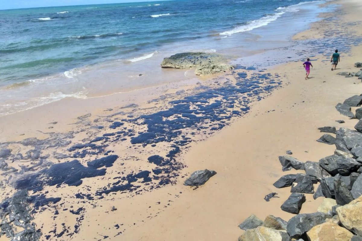 Em Salvador, manchas de óleo chegam à praia da Pituba