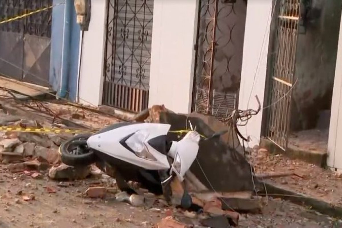 Marquise de prédio desaba e destrói moto no bairro de Massaranduba, em Salvador