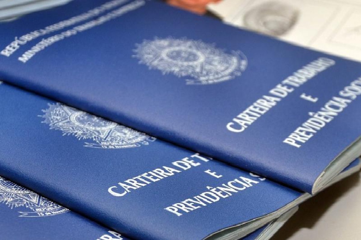 No senado, projeto de Lei regulamenta regime híbrido de trabalho na CLT