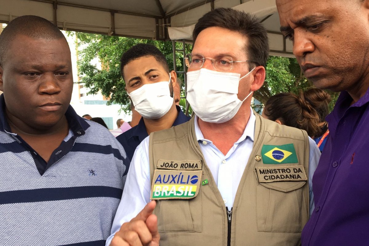 'Ele é muito bem-humorado e dá muita autonomia', diz Roma sobre Bolsonaro