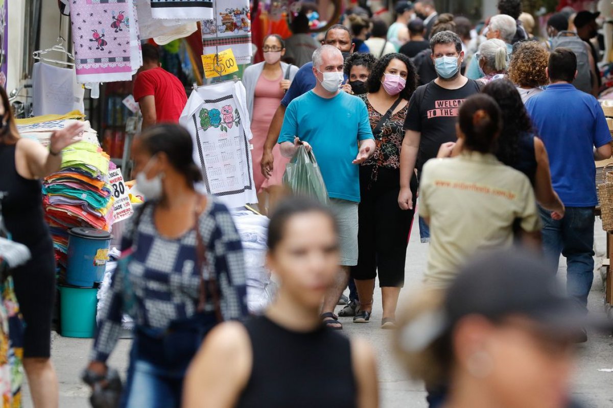 Virologista explica que "coronavírus não vai desaparecer" e dá dicas de combate à doença