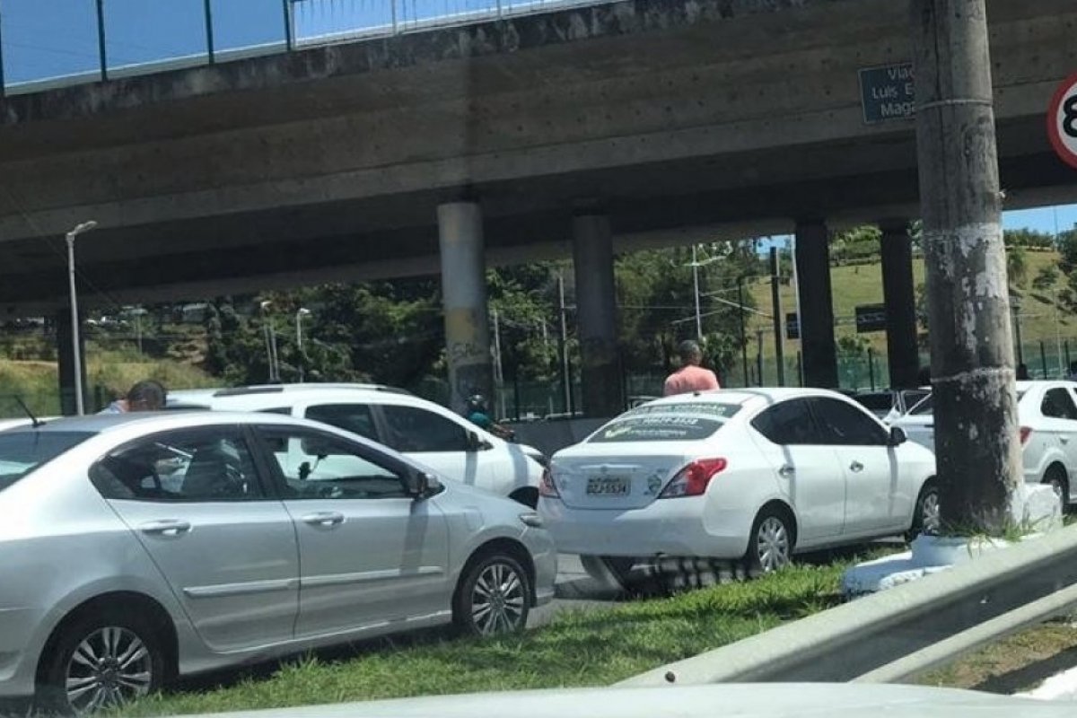Em Salvador, carreata de motoristas de aplicativos deixa trânsito lento na Paralela