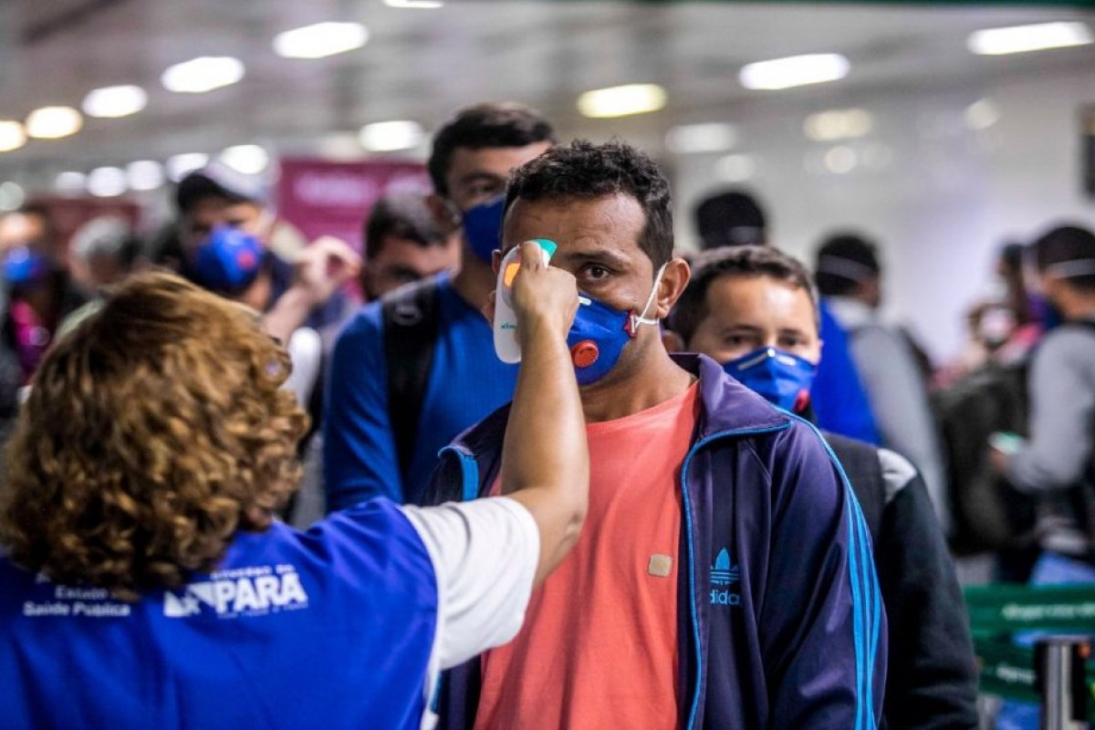 Covid-19: média móvel de casos no Brasil segue acima de 100 mil