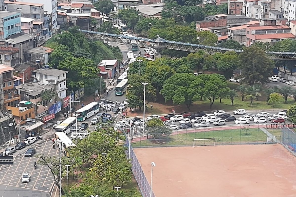 Vídeo: ex-funcionários da CSN furam pneus de ônibus em circulação durante protesto