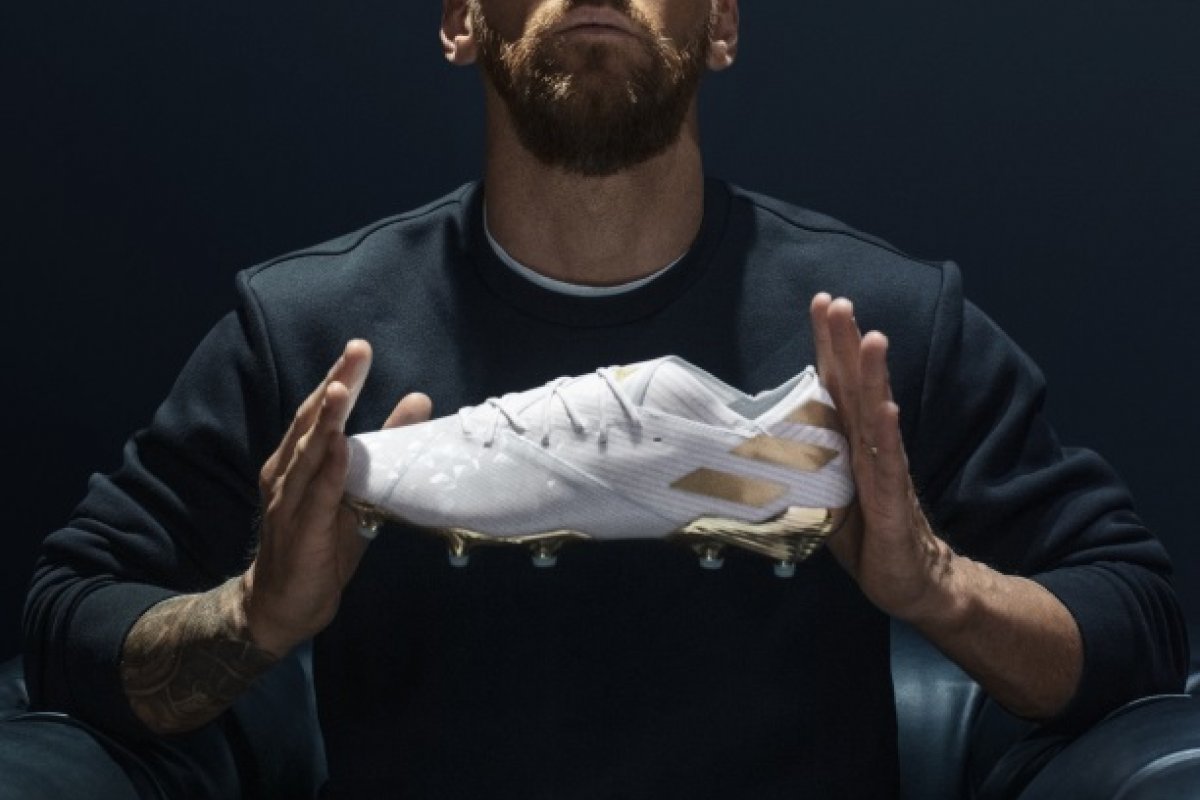 Messi recebe chuteira personalizada em celebração a estreia no futebol profissional