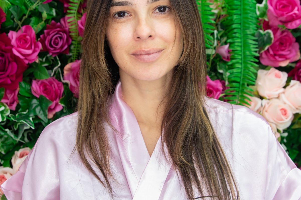 Vera Viel volta das Maldivas e retoma a rotina de tratamentos de beleza