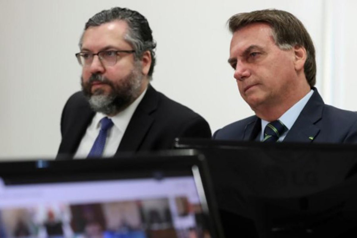 Ernesto Araújo critica ida de Bolsonaro à Rússia: "Não está mostrando neutralidade"