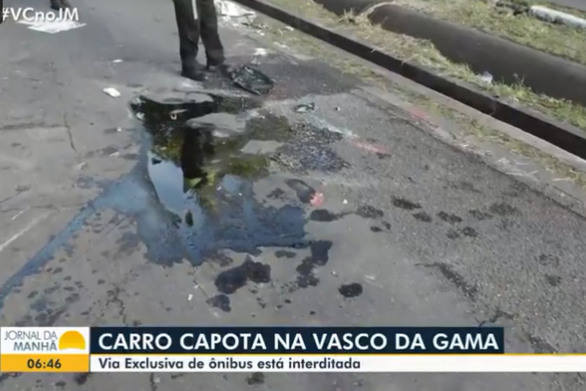 Via exclusiva para ônibus fica interditada na Vasco da Gama após carro capotar