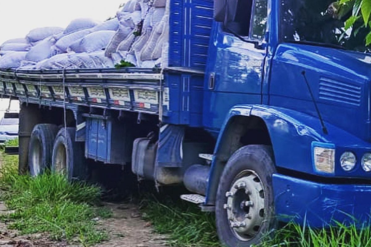 Polícia Militar recupera carga roubada e libera motorista que estava mantido refém