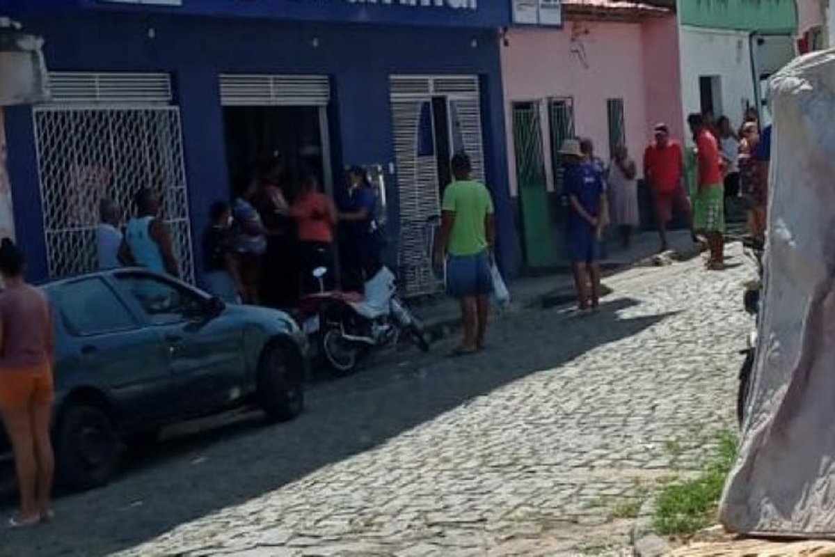 Homem morre eletrocutado enquanto pintava supermercado na Bahia