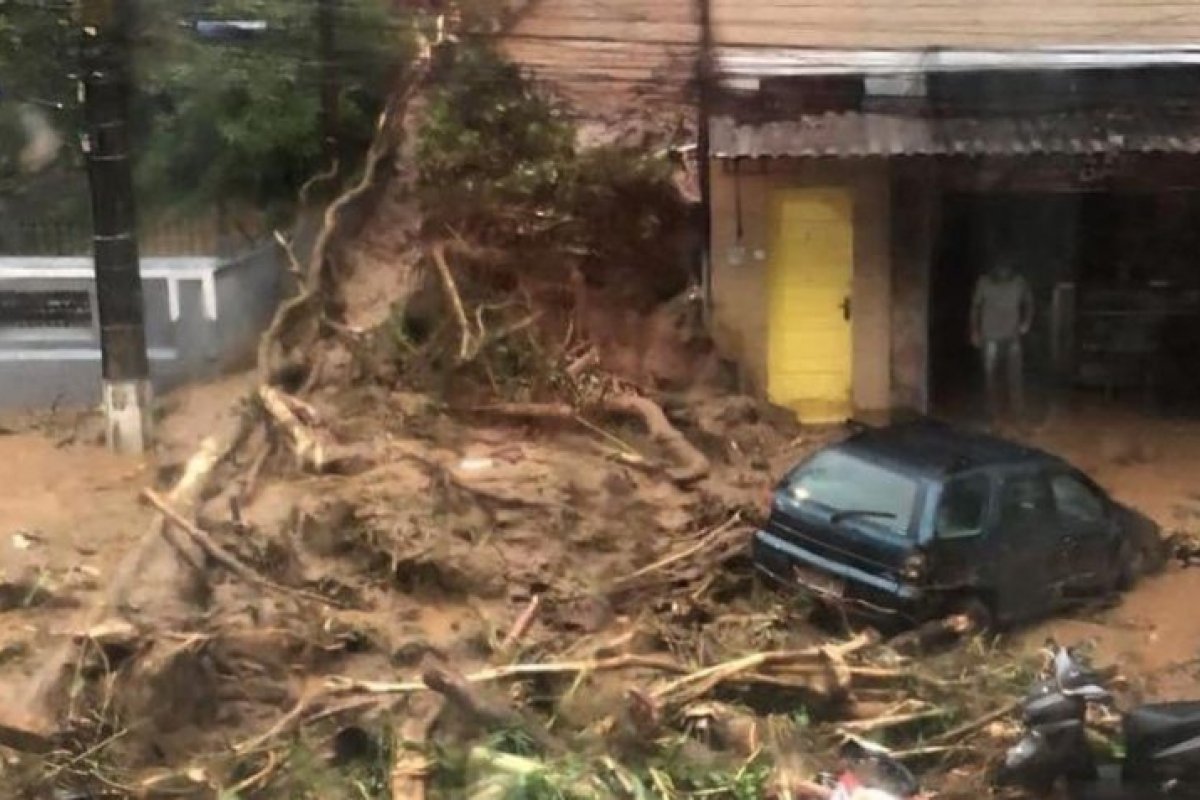 Governador do Rio de Janeiro pede ajuda ao governo federal para reconstruir Petrópolis