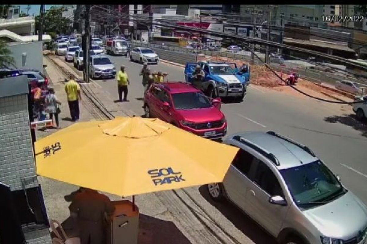Vídeo: mulher denuncia abuso de autoridade e racismo durante abordagem policial na Garibaldi, em Salvador