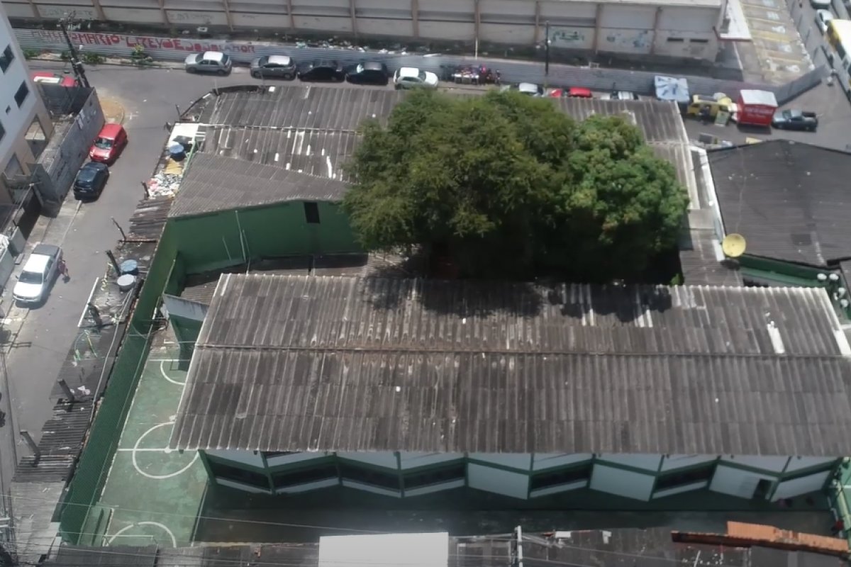 Homem armado invade colégio estadual e assalta estudantes no bairro de São Caetano