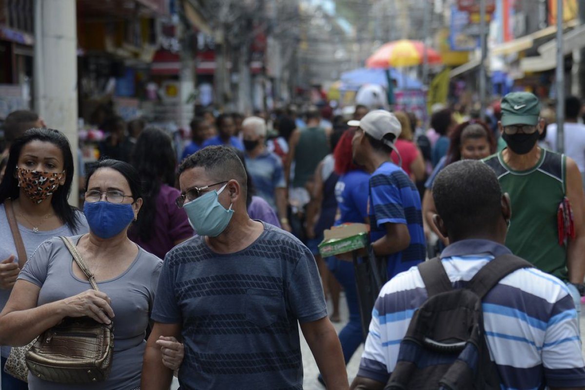 Com carnaval, onda da Ômicron pode ser mais longa no Brasil do que em outros países, diz especialista