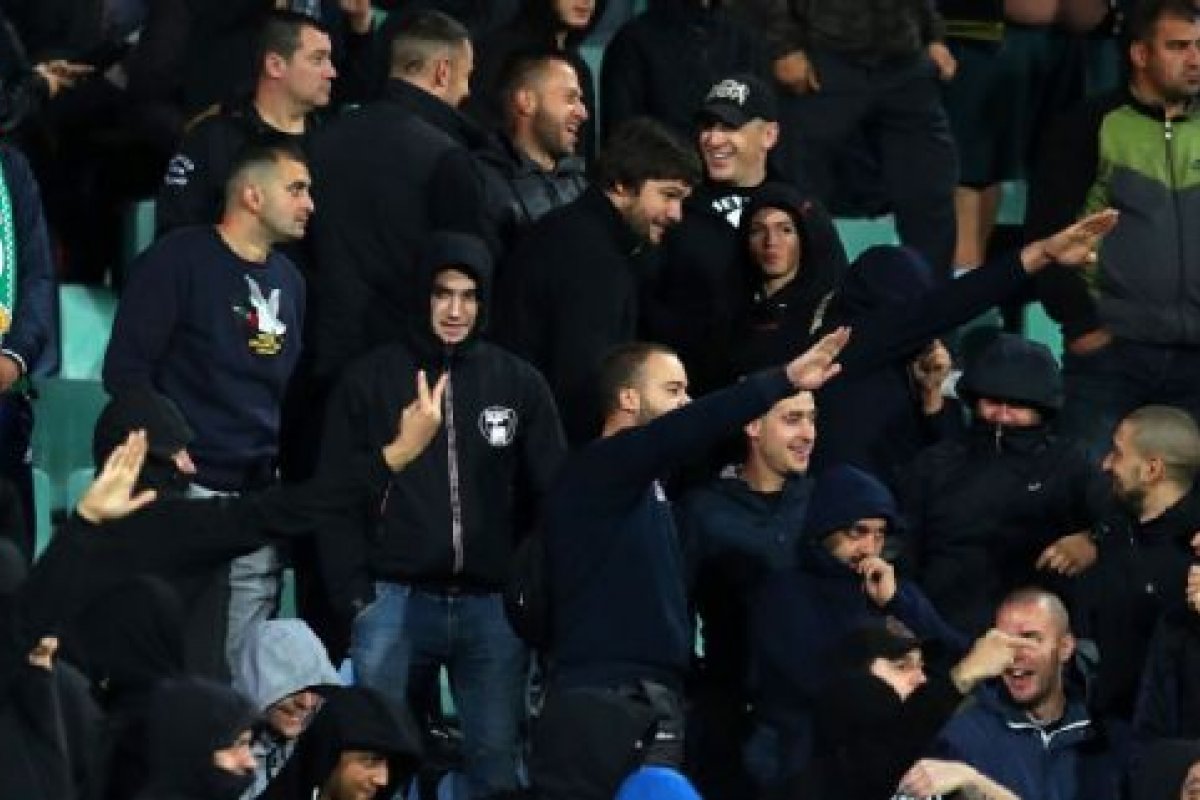 Polícia prende seis torcedores por atos racistas em duelo entre Bulgária e Inglaterra