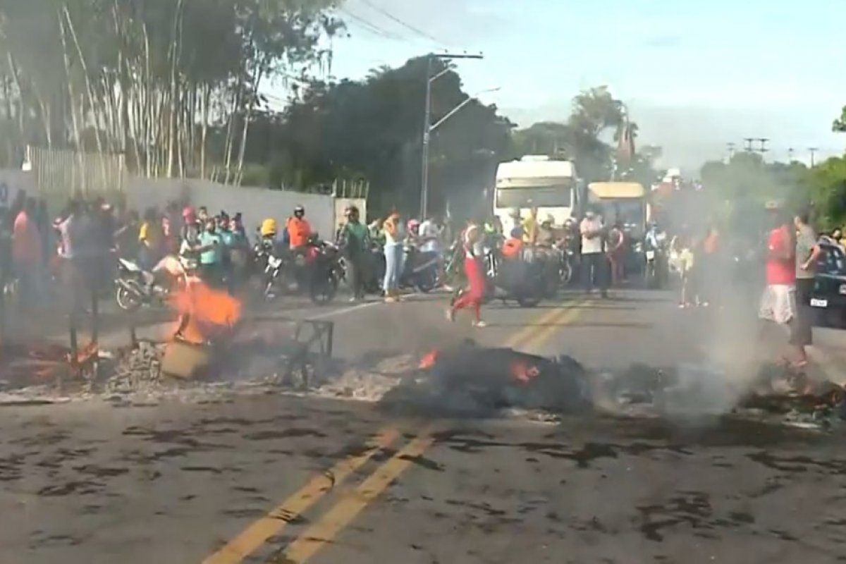 Vítimas de enchentes no sul da Bahia cobram pagamento de benefícios de prefeitura