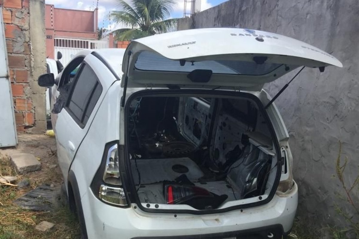 Homem é preso em flagrante por desmanchar veículo furtado, em Feira de Santana