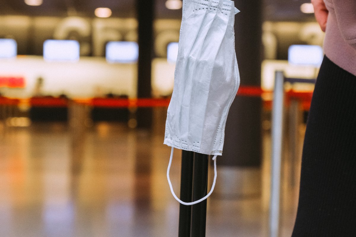 Relaxamento do uso de máscara ajudou na propagação da Ômicron, aponta diretora da OPAS