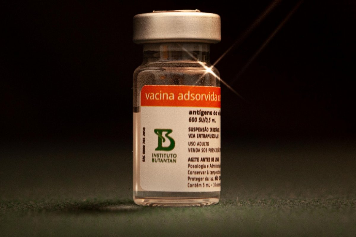 CoronaVac contra ômicron será testada no Brasil a partir de abril, diz Butantan