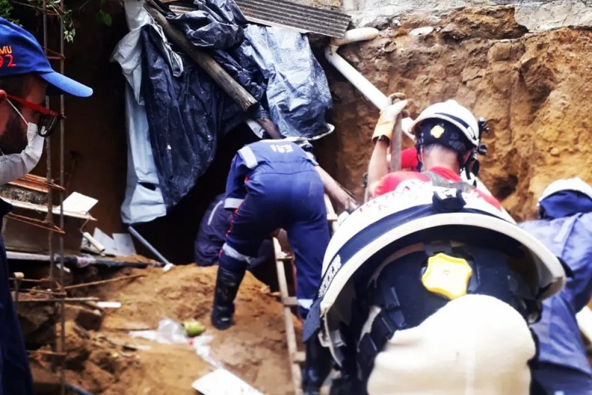 Após cair em buraco de 2 metros e ficar soterrado, homem é resgatado em Vitória da Conquista