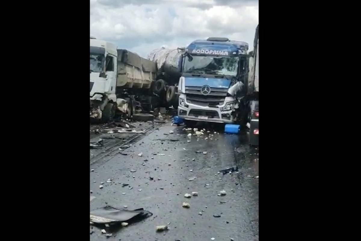 Carretas e caminhão batem e deixam trecho na BR-242 interditado, no oeste baiano