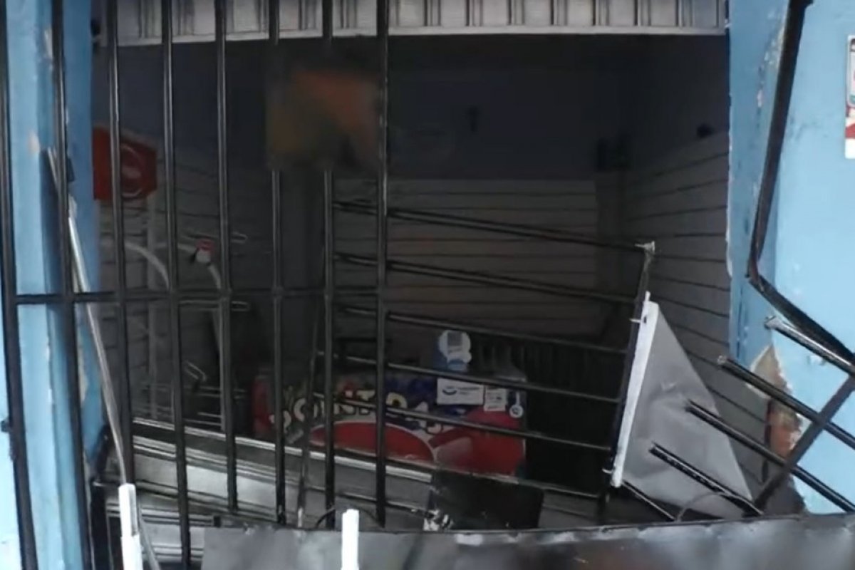 Bandido usa carro para arrombar loja de sandálias no Iapi, em Salvador