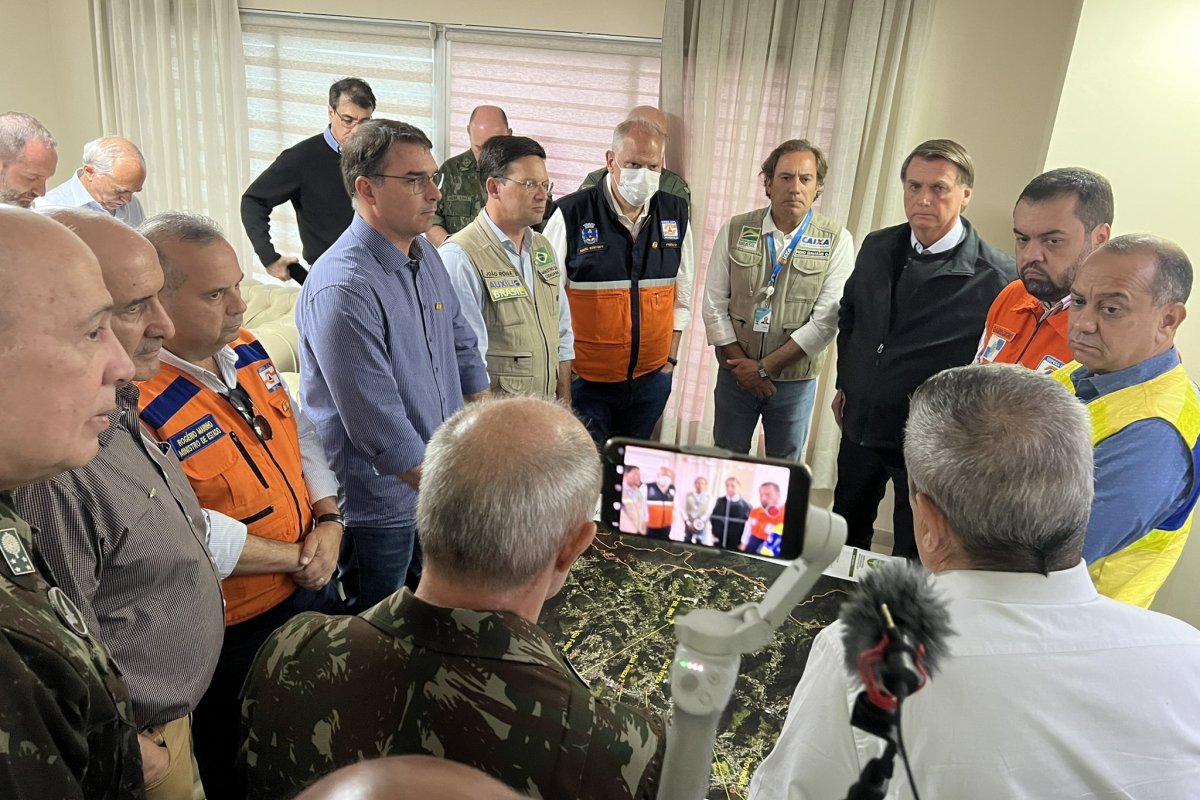 Vídeo: Bolsonaro desembarca no Rio de Janeiro para tratar tragédia em Petrópolis