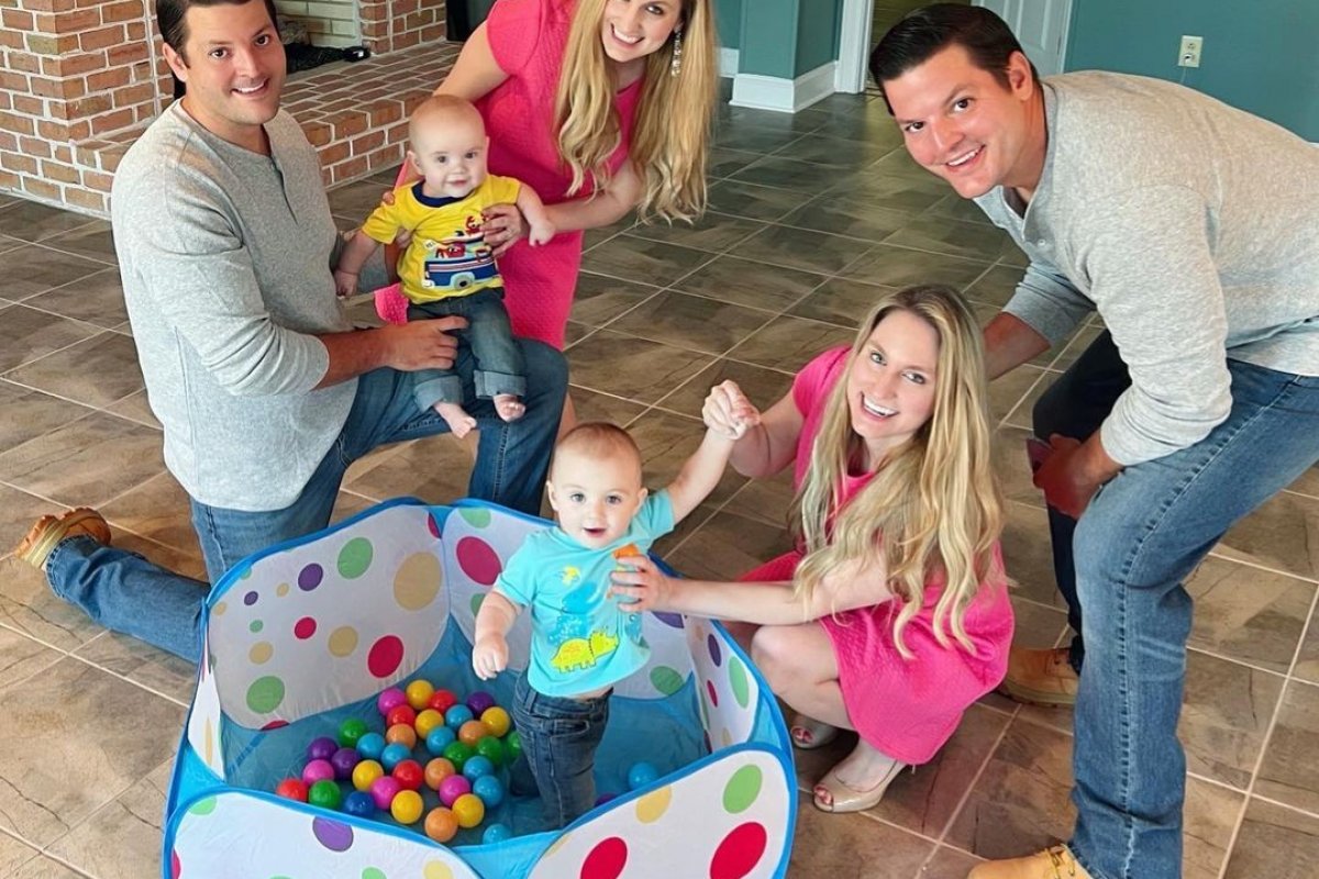 EUA: gêmeas se casam com irmãos gêmeos e têm bebês que são primos idênticos