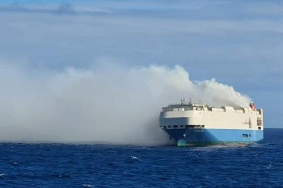 Navio com carros de luxo está em chamas e à deriva no Atlântico