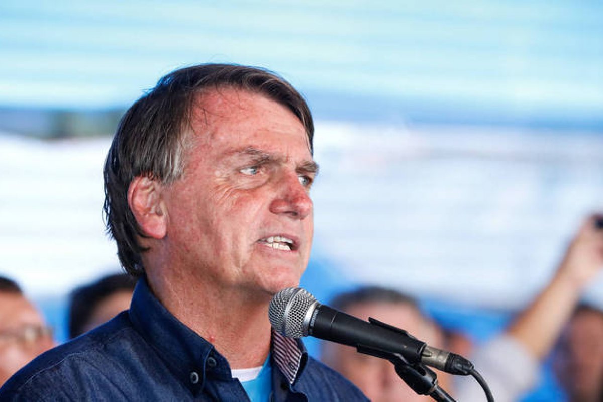 'Tivemos uma perfeita noção da gravidade', diz Bolsonaro ao sobrevoar Petrópolis