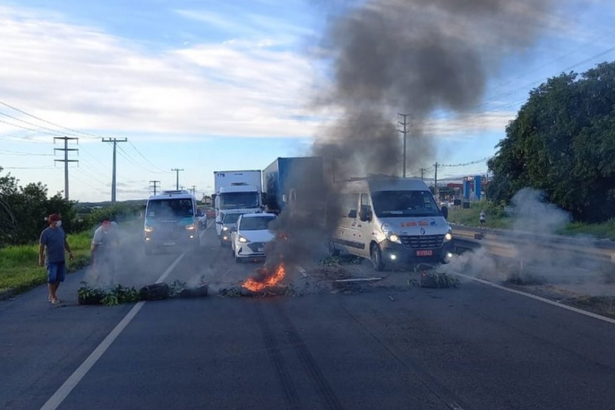 Ex-funcionários da Ford cobram pagamento de indenização em protesto em Camaçari