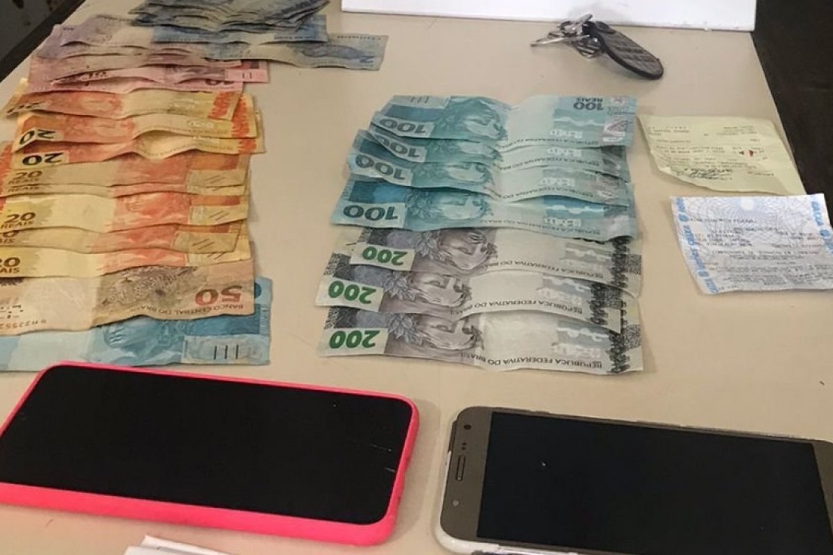 Dupla que fazia compras com notas falsas é presa em Taperoá (BA)