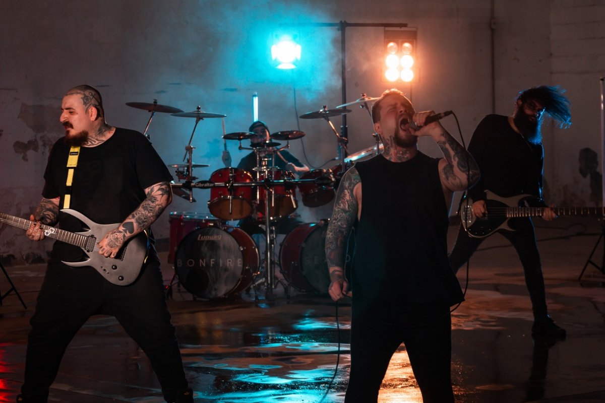 Bonfire Season fala sobre saúde mental em novo clipe 'Dark Waters'
