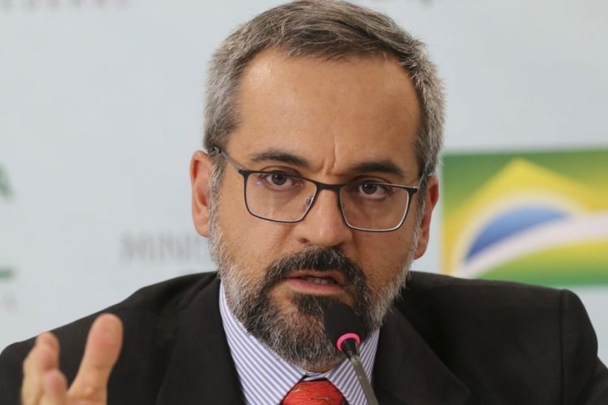 Secretário responsável por credenciamento de faculdades particulares é demitido pelo MEC