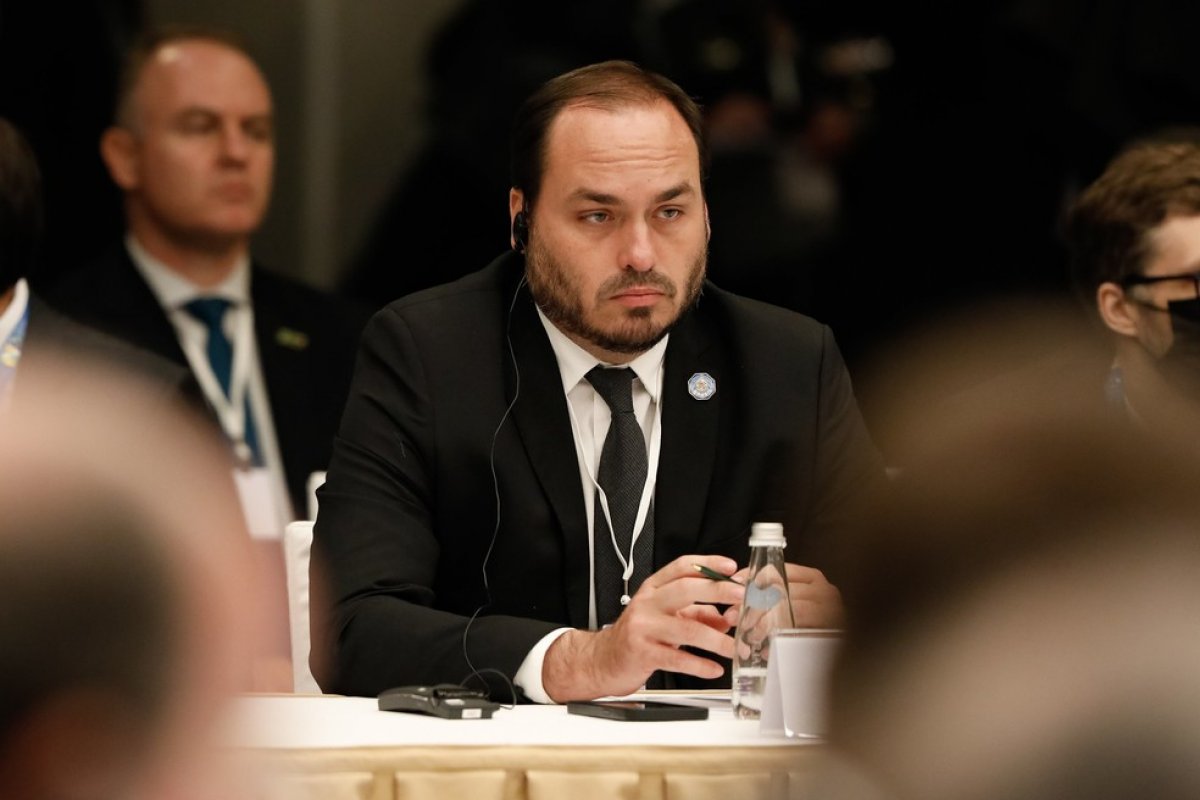 STF deve investigar ida de Carlos Bolsonaro à Rússia com a comitiva presidencial