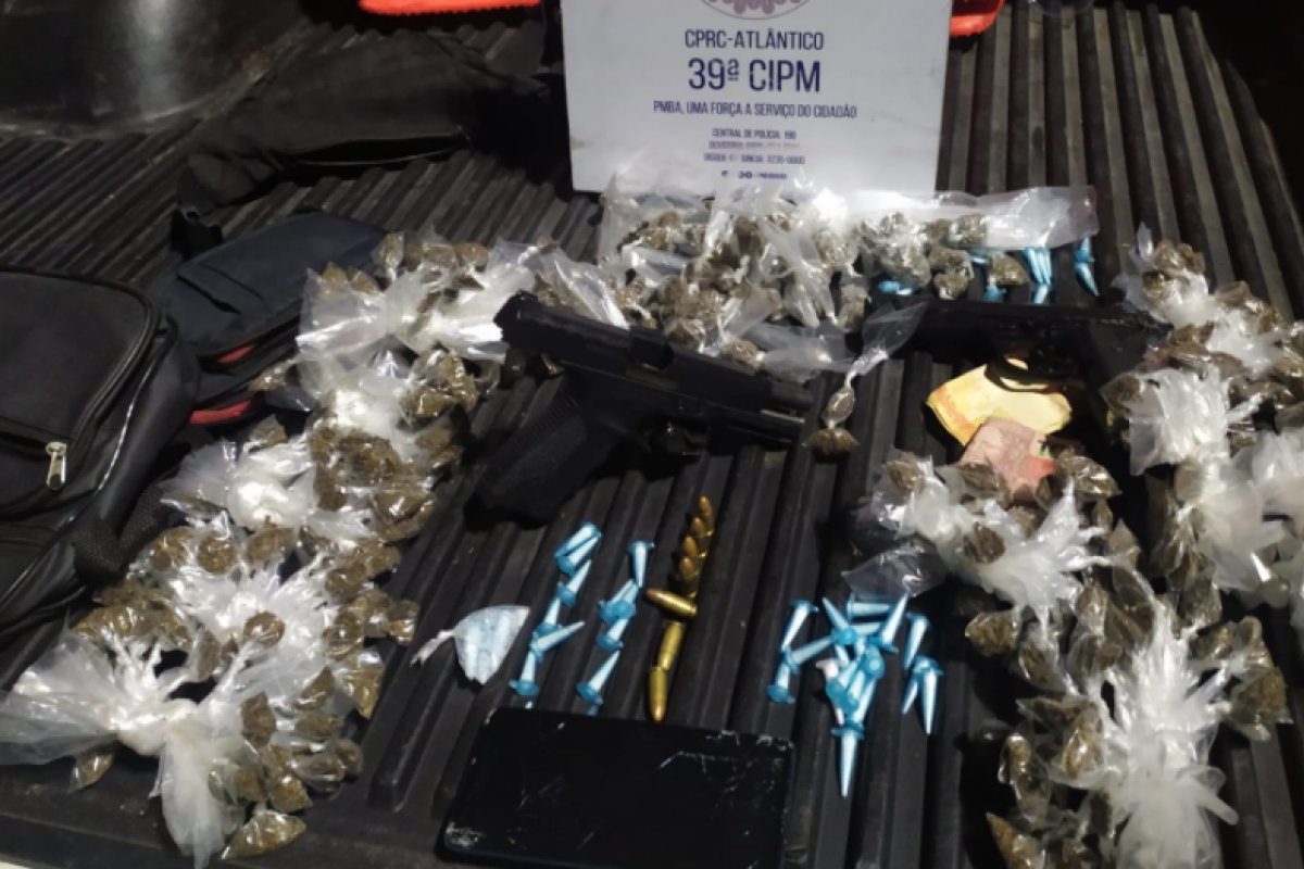 PM prende quatro suspeitos de traficar drogas na Boca do Rio