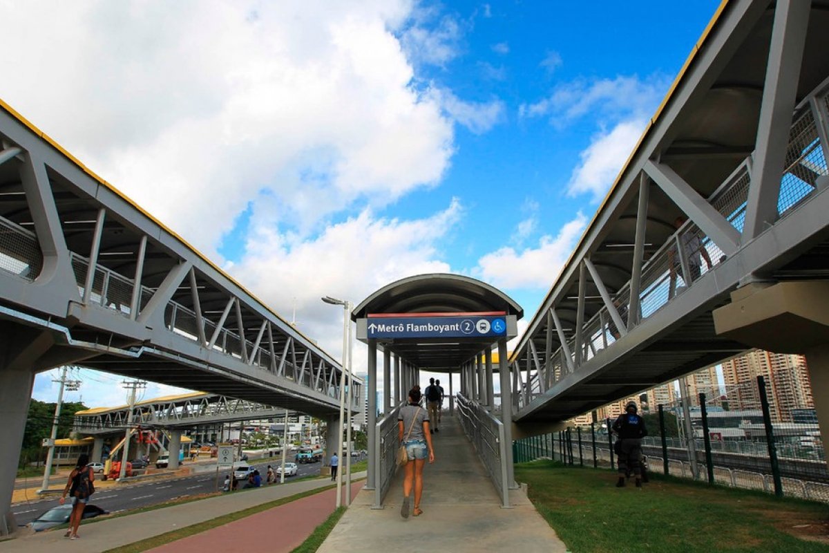 PM detém suspeito com arma falsa na passarela de uma estação de metrô, em Salvador