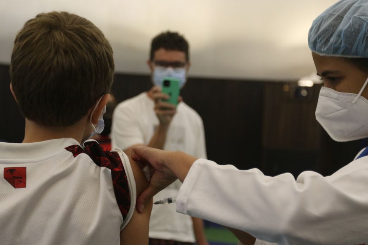 Covid: Queda da imunidade da vacina é menor em infectados antes do uso